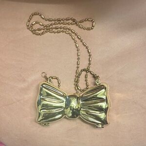 Gold Bow-Shaped Clutch can be worn crossbody !